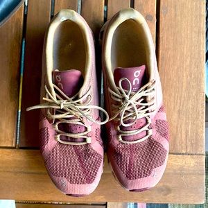 On cloud womens sneakers in pink size 9